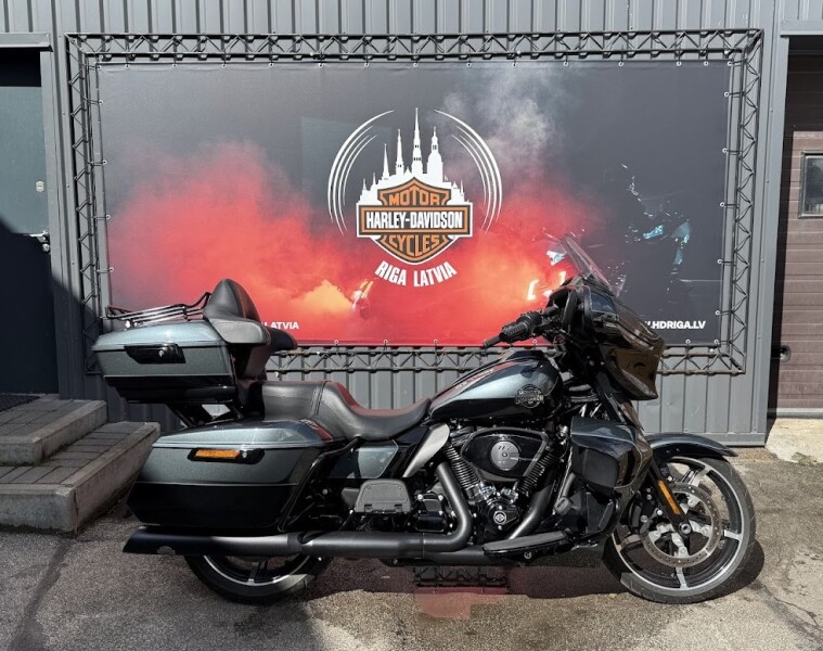 2025 Harley-Davidson<sup>®</sup> Street Glide® Ultra Iron Horse Metallic - Black Finish