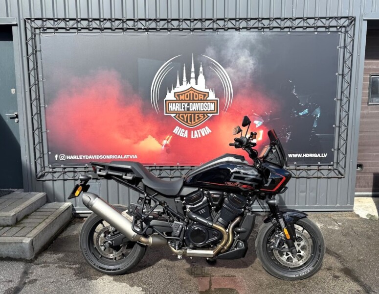 2025 Harley-Davidson<sup>®</sup> Pan America® 1250 ST Vivid Black