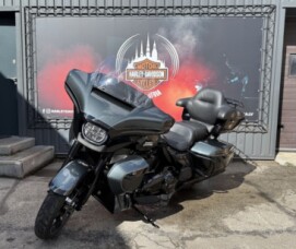 2025 Harley-Davidson<sup>®</sup> Street Glide® Ultra Iron Horse Metallic - Black Finish thumb 3