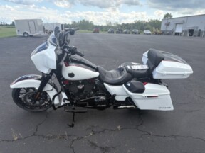 2021 Harley-Davidson® CVO™ Street Glide® Great White Pearl thumb 2