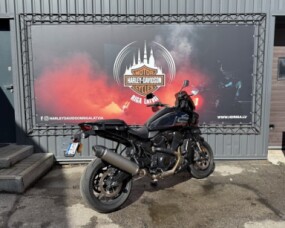 2025 Harley-Davidson<sup>®</sup> Pan America® 1250 ST Vivid Black thumb 3