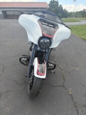 2021 Harley-Davidson® CVO™ Street Glide® Great White Pearl thumb 3