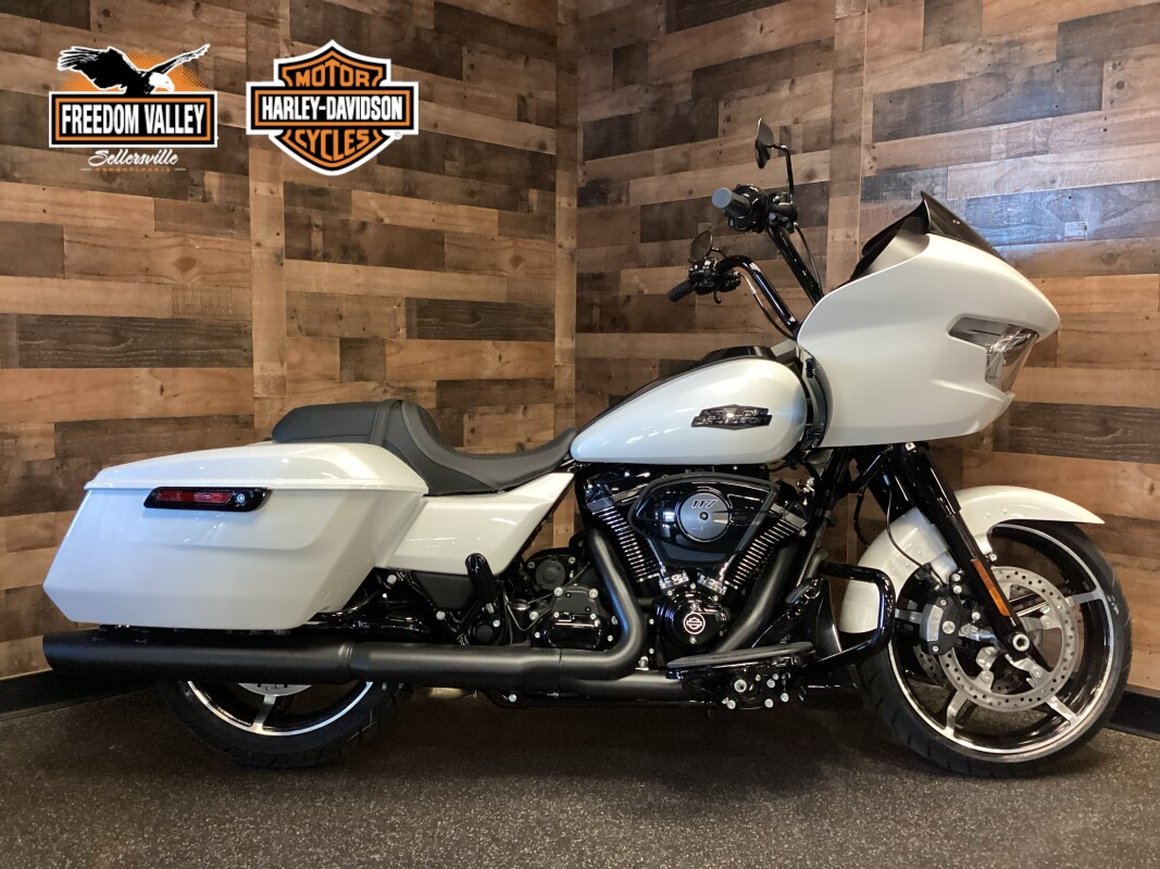 2025 Harley-Davidson Road Glide White Onyx Pearl - Black Finish FLTRX