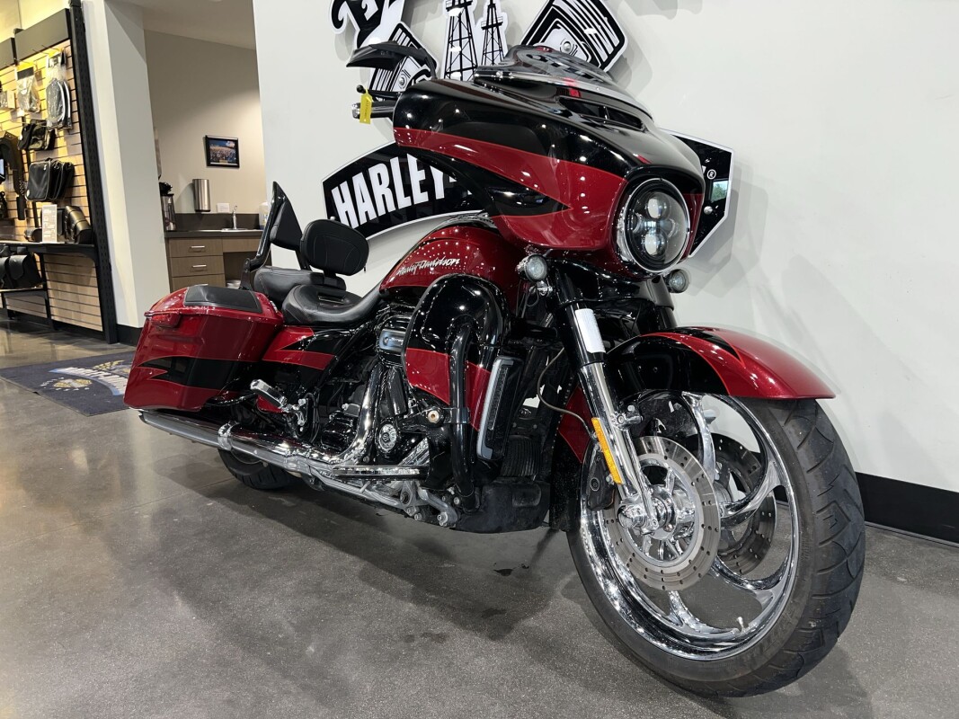 2017 Harley-Davidson CVO Street Glide FLHXSE - Photo 2