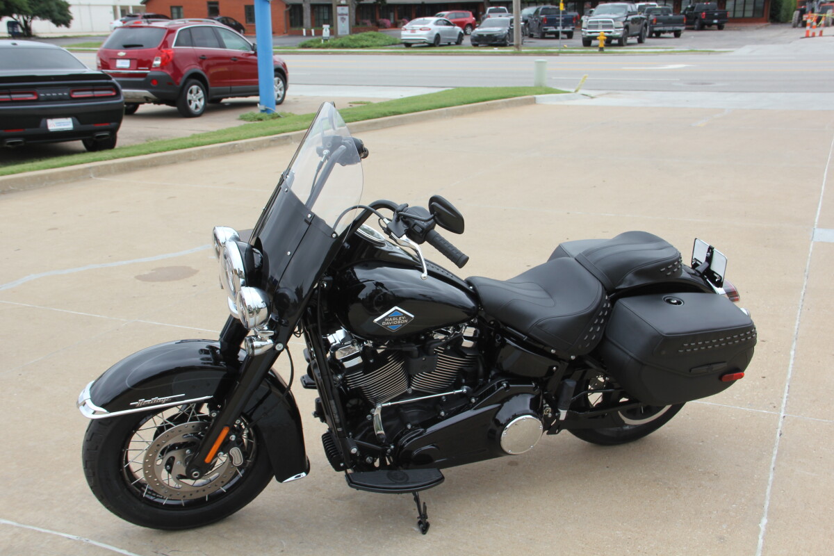 2025 Harley-Davidson Heritage Classic Vivid Black w/Laced Wheels - Photo 6