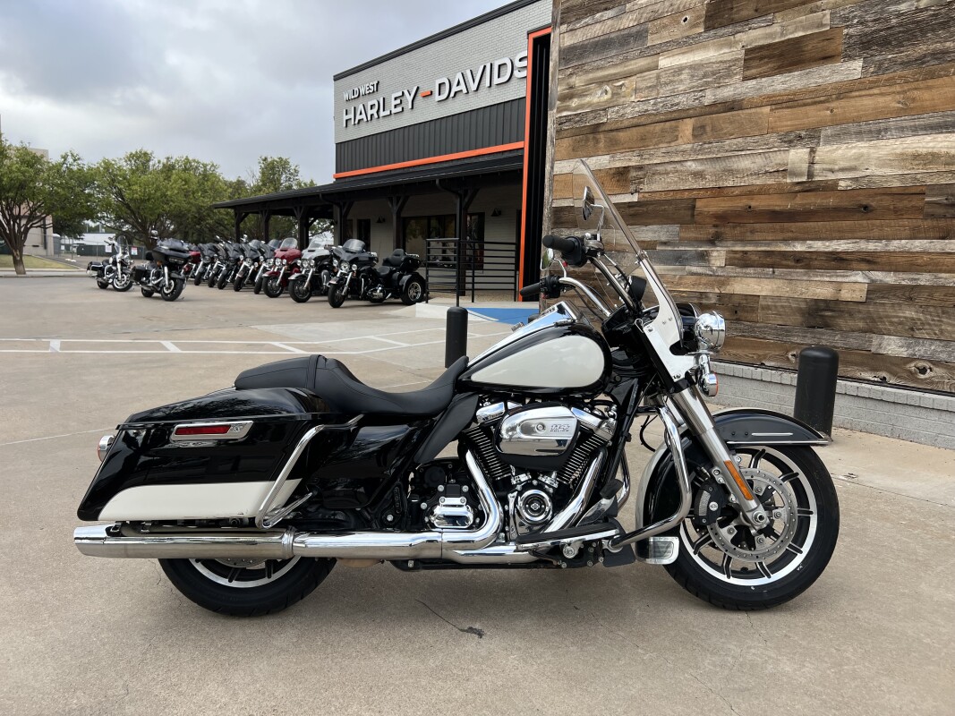 2022 Police Road King Vivid Black / Birch White / Silver pinstripe