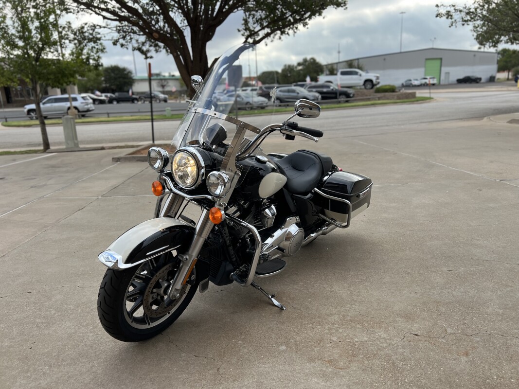 2022 Police Road King Vivid Black / Birch White / Silver pinstripe - Photo 4