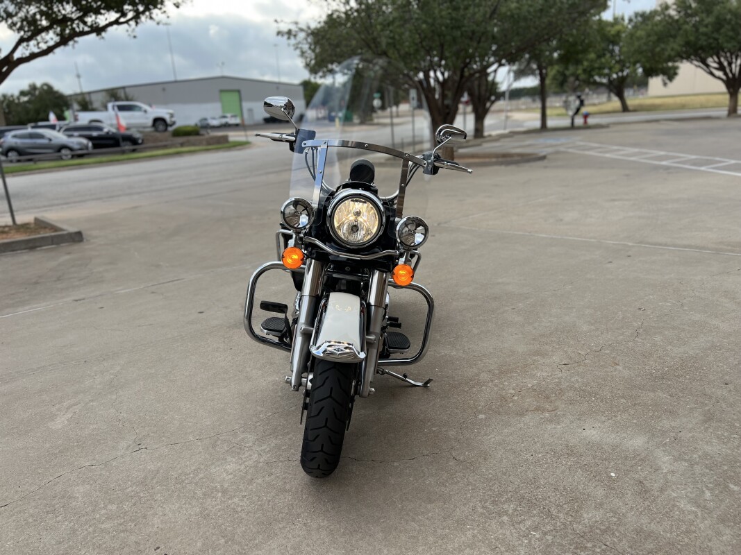 2022 Police Road King Vivid Black / Birch White / Silver pinstripe - Photo 3
