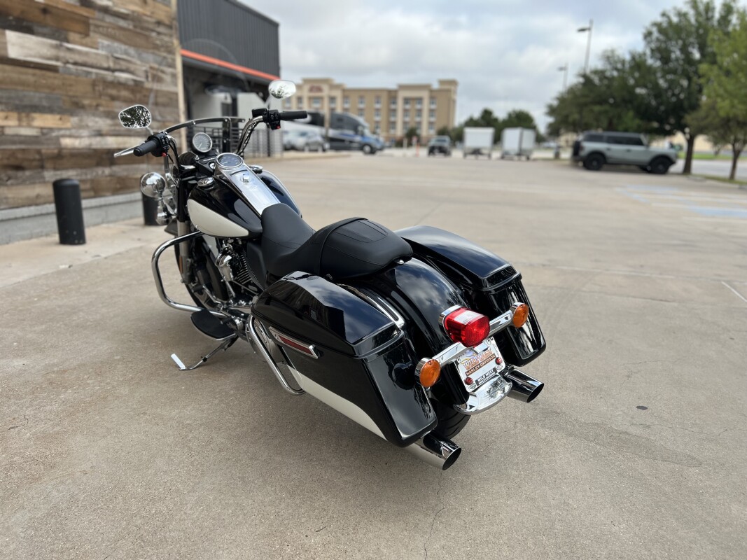 2022 Police Road King Vivid Black / Birch White / Silver pinstripe - Photo 6