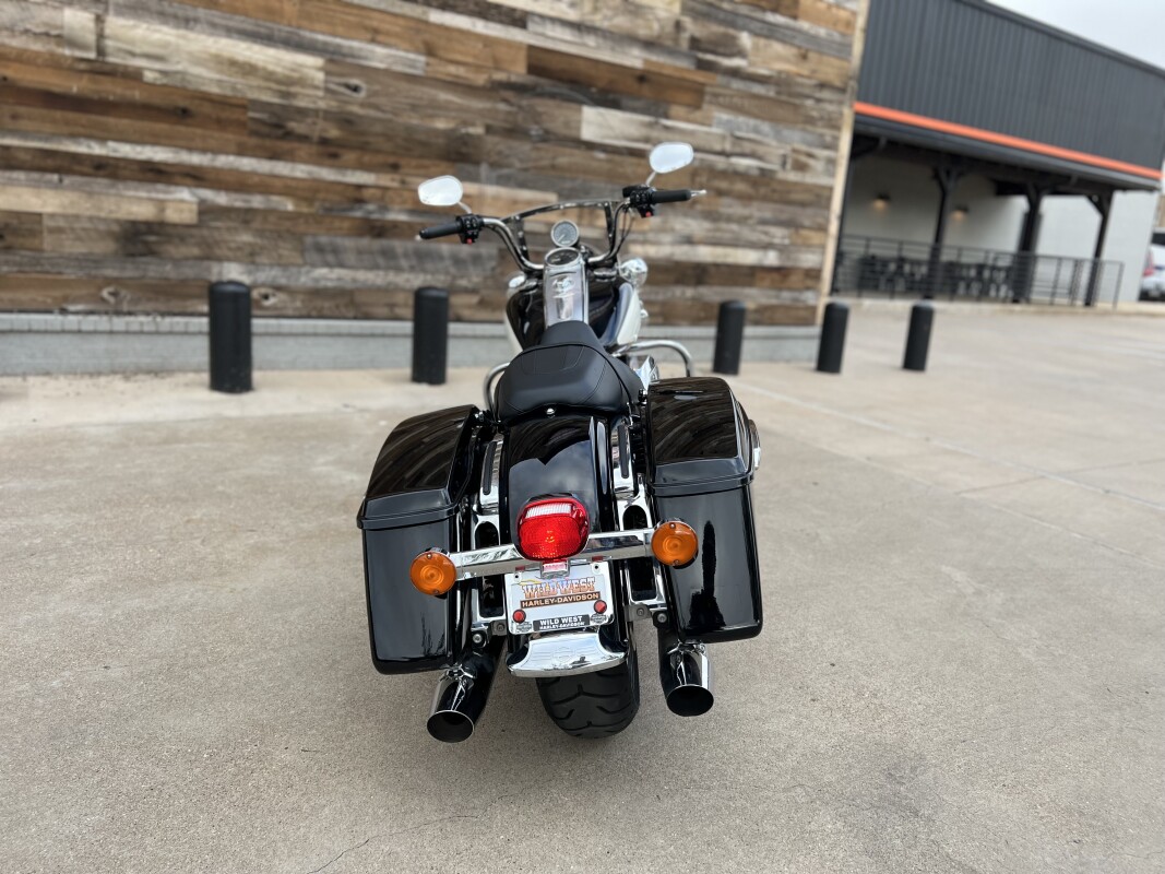 2022 Police Road King Vivid Black / Birch White / Silver pinstripe - Photo 7