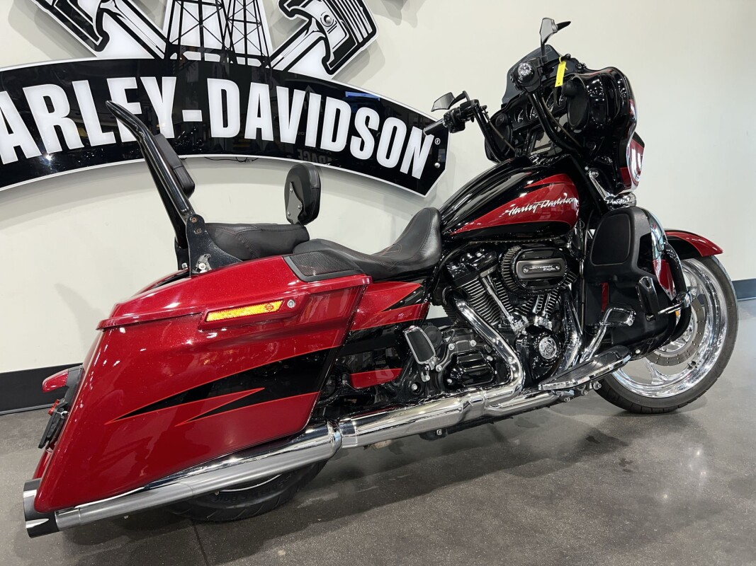 2017 Harley-Davidson CVO Street Glide FLHXSE - Photo 9