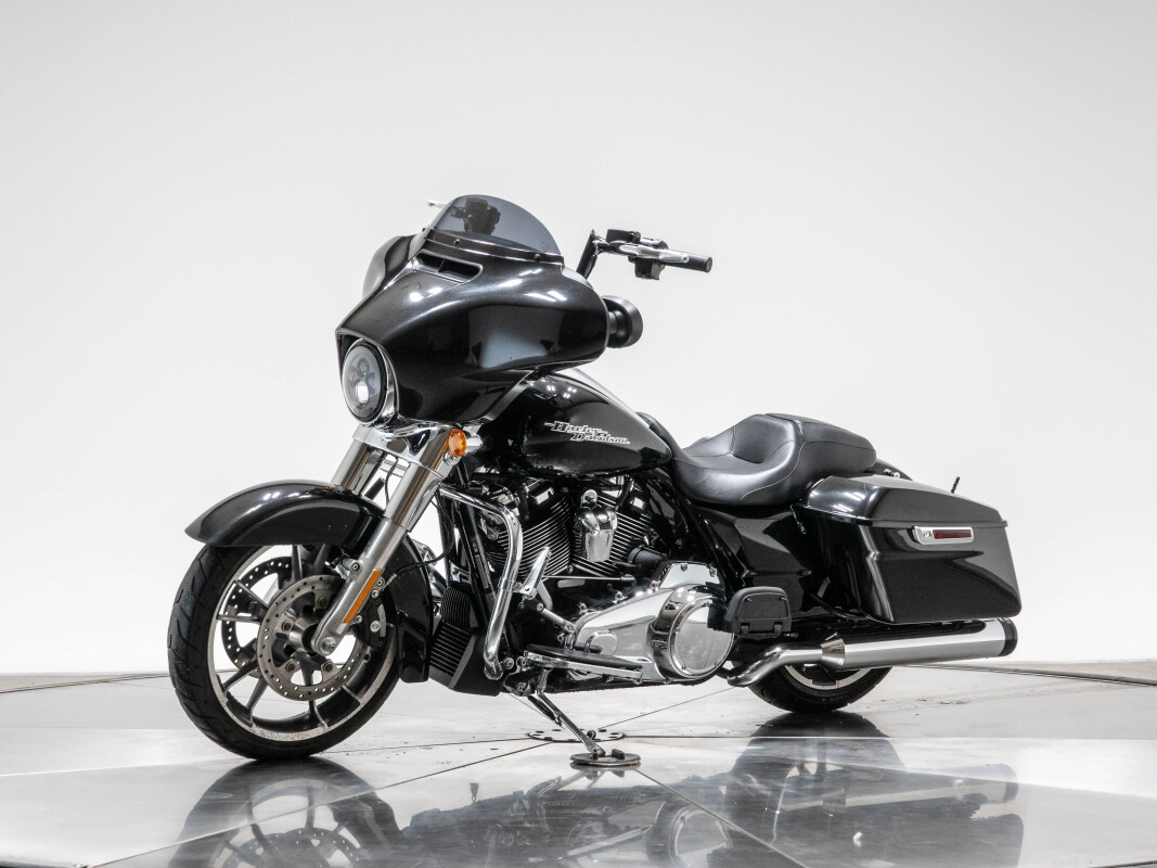 2020 Harley-Davidson FLHX Street Glide in Vivid Black with 13448 miles - Photo 9