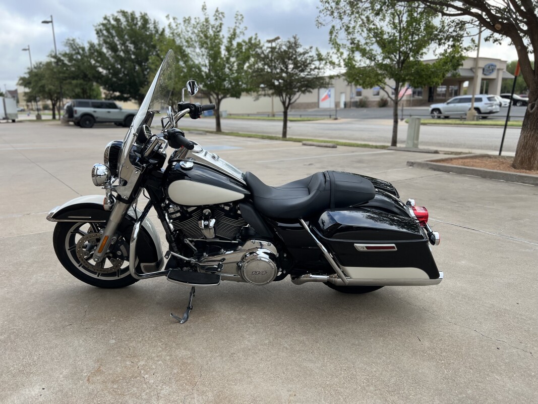 2022 Police Road King Vivid Black / Birch White / Silver pinstripe - Photo 5