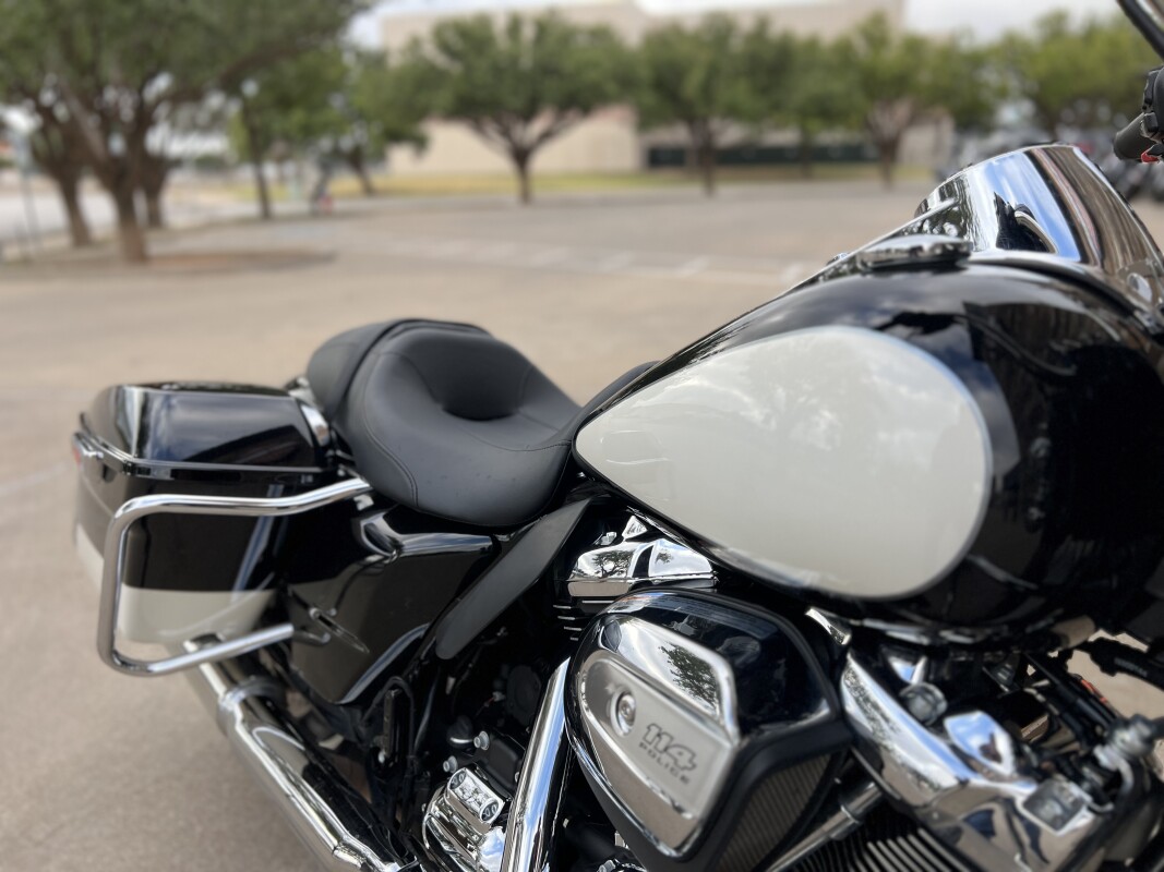 2022 Police Road King Vivid Black / Birch White / Silver pinstripe - Photo 9