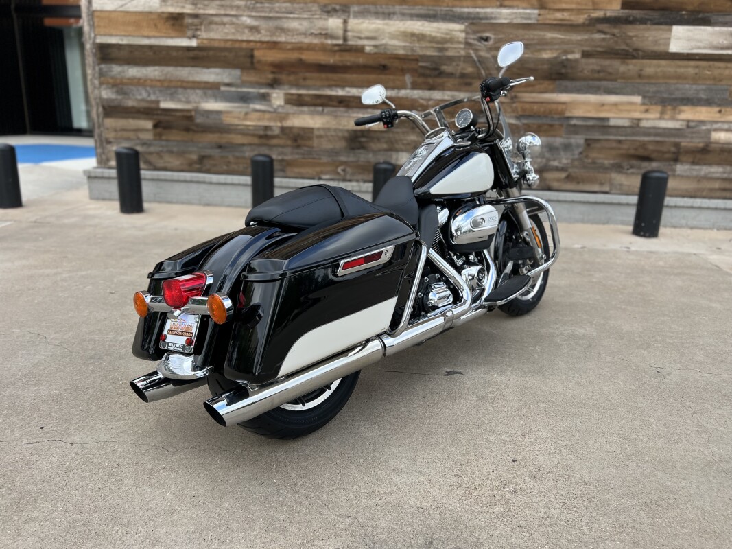 2022 Police Road King Vivid Black / Birch White / Silver pinstripe - Photo 8