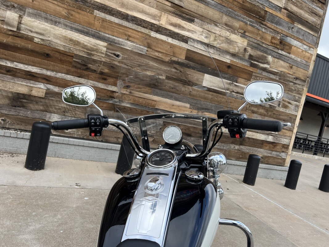 2022 Police Road King Vivid Black / Birch White / Silver pinstripe - Photo 10