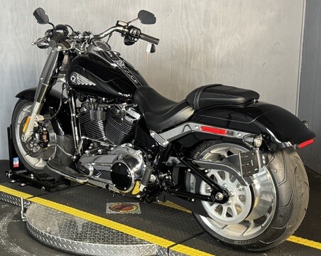 2025 Harley-Davidson Fat Boy FLFB VIVID BLACK W/ PINSTRIPE - Photo 10