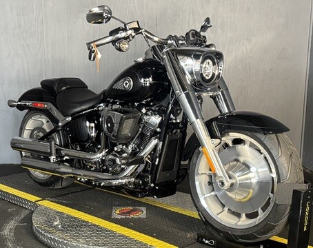 2025 Harley-Davidson Fat Boy FLFB VIVID BLACK W/ PINSTRIPE - Photo 7