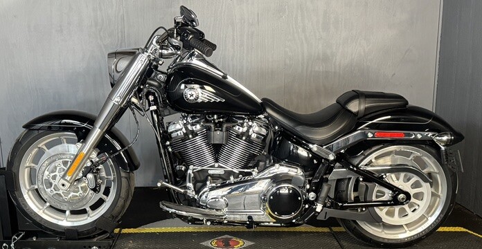 2025 Harley-Davidson Fat Boy FLFB VIVID BLACK W/ PINSTRIPE - Photo 3