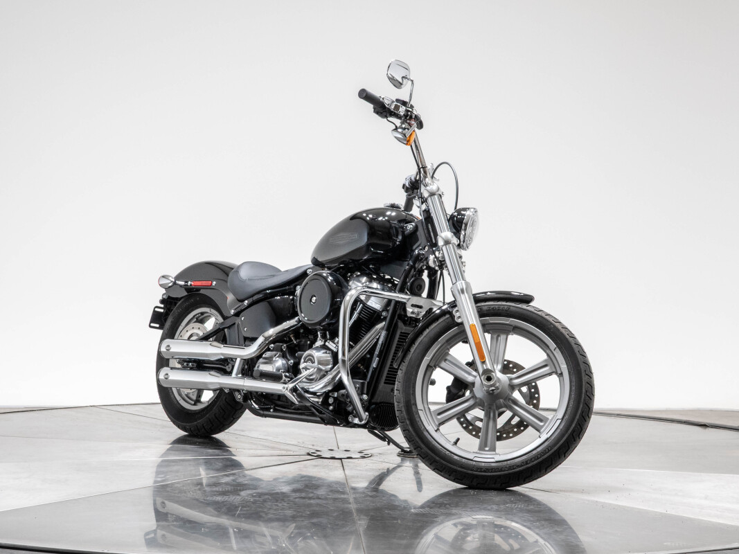 2022 Harley-Davidson FXST Softail Standard in Vivid Black with 10 miles - Photo 4