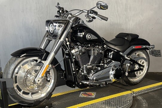 2025 Harley-Davidson Fat Boy FLFB VIVID BLACK W/ PINSTRIPE - Photo 9