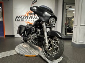 2022 Harley-Davidson® Street Glide® Special Black Denim thumb 2