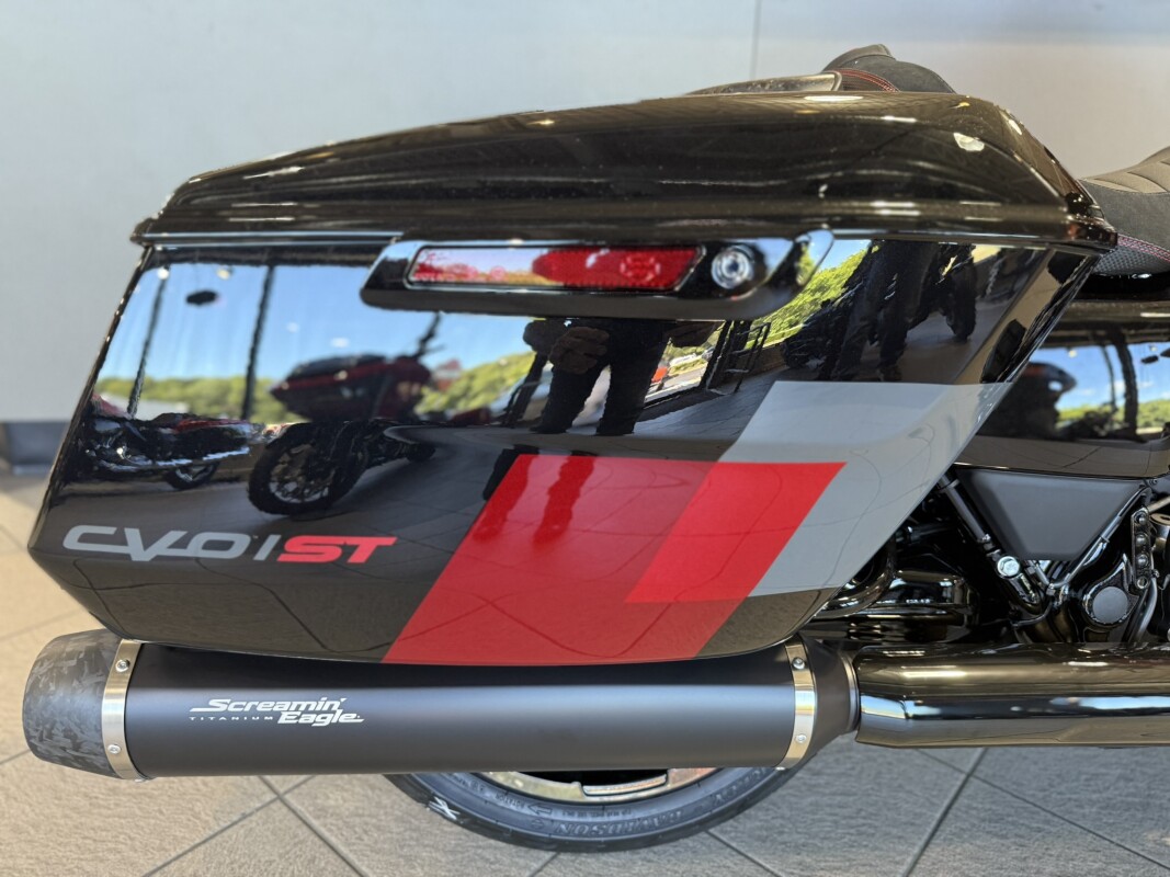 FLTRXSTSE 2025 CVO Road Glide ST - Photo 9