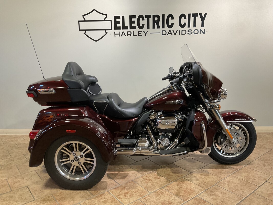 2019 Harley-Davidson Tri Glide Ultra Twisted Cherry FLHTCUTG