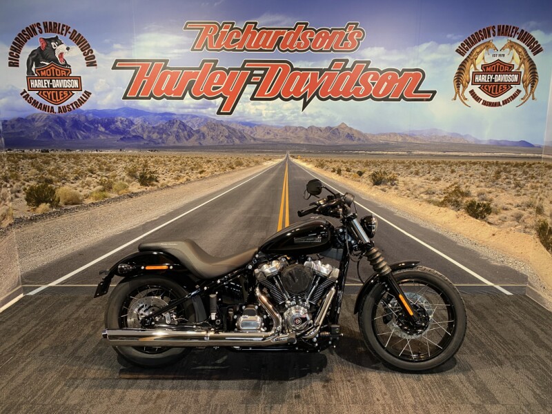 2025 Harley-Davidson<sup>®</sup> Street Bob™ Vivid Black w/Laced Wheels - I AM CUSTOM