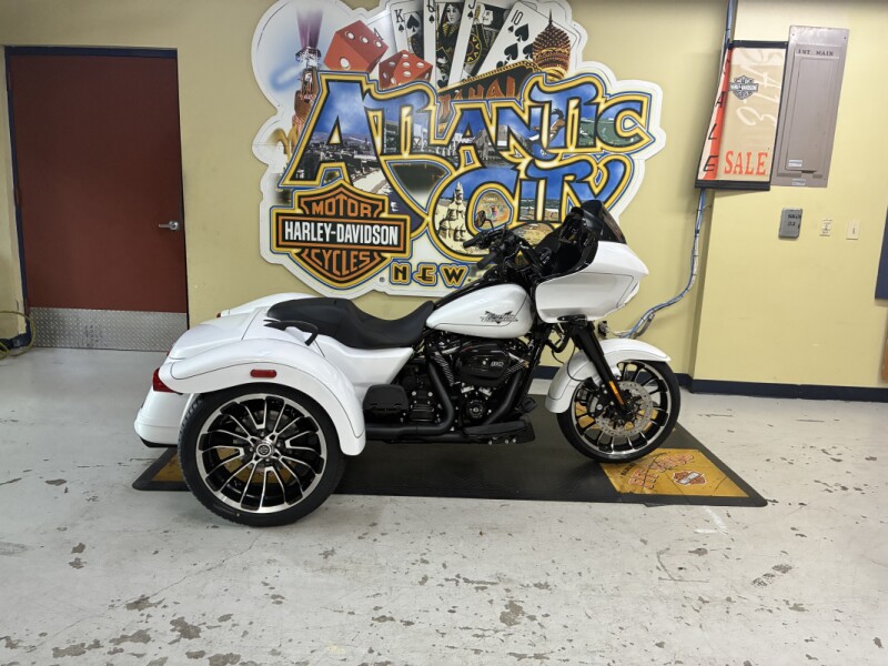 2025 Harley-Davidson® Road Glide® White Onyx Pearl - Black Finish