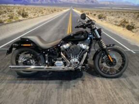 2025 Harley-Davidson<sup>®</sup> Street Bob™ Vivid Black w/Laced Wheels - I AM CUSTOM thumb 3