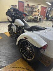 2025 Harley-Davidson® Road Glide® White Onyx Pearl - Black Finish thumb 0