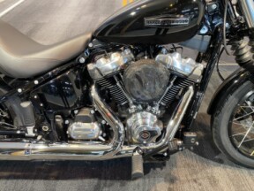 2025 Harley-Davidson<sup>®</sup> Street Bob™ Vivid Black w/Laced Wheels - I AM CUSTOM thumb 1