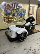 2025 Harley-Davidson® Road Glide® White Onyx Pearl - Black Finish thumb 2