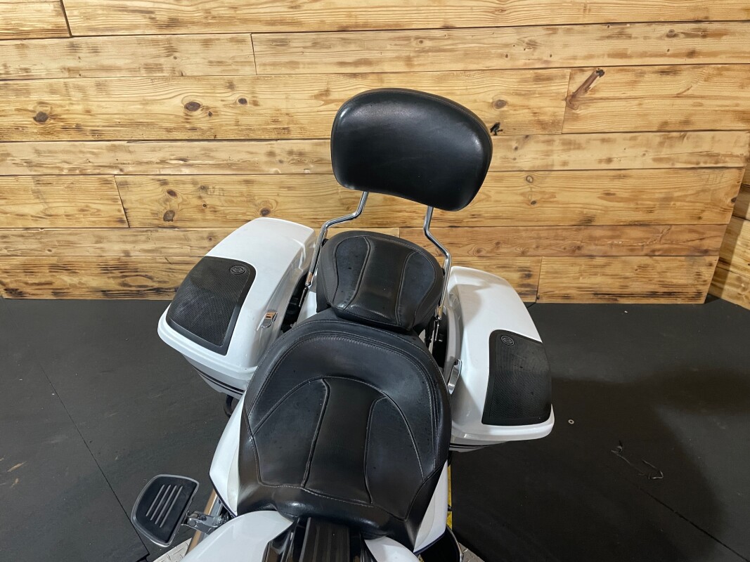 Harley-Davidson CVO Street Glide 2016 FLHXSE White Amethyst with Black Licorice Flames - Photo 6