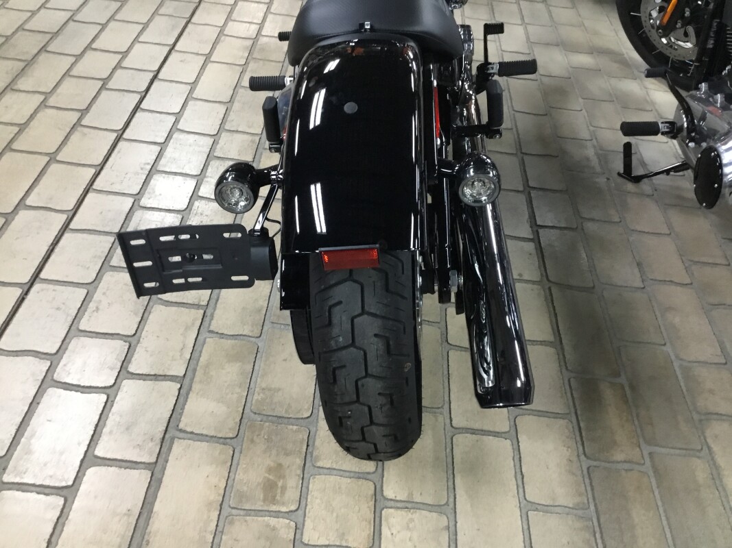 2025 Harley-Davidson Street Bob Vivid Black w/Laced Wheels - Photo 6