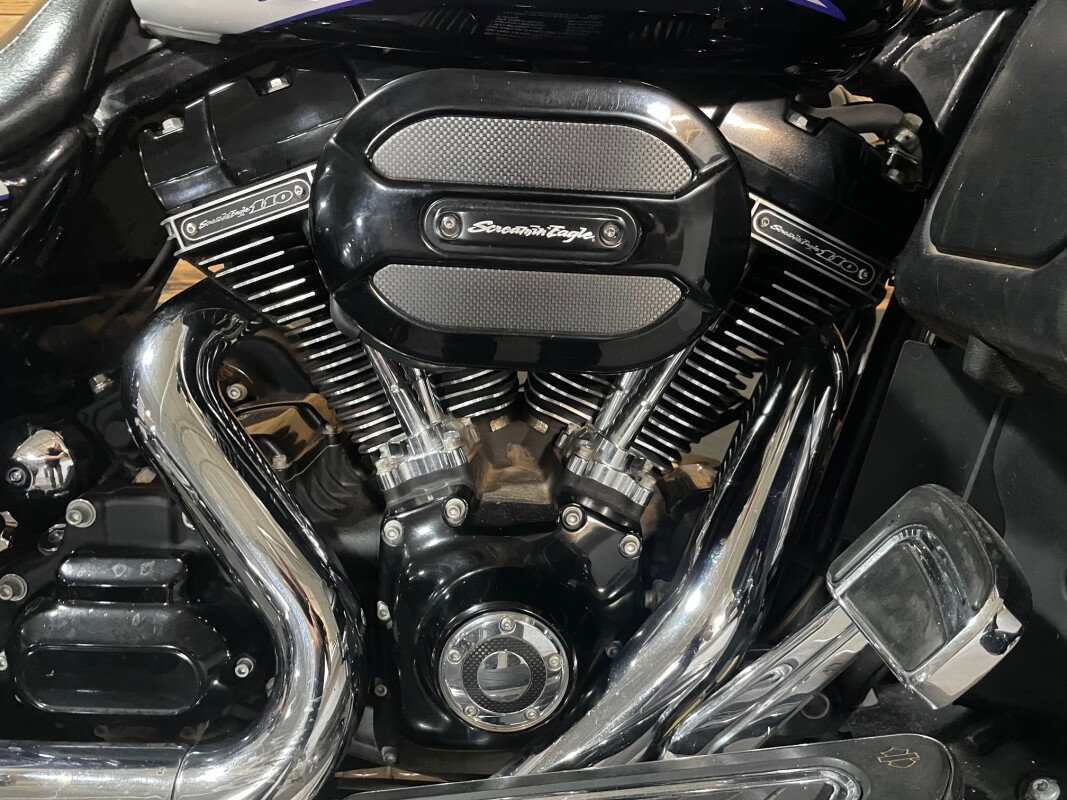 Harley-Davidson CVO Street Glide 2016 FLHXSE White Amethyst with Black Licorice Flames - Photo 2