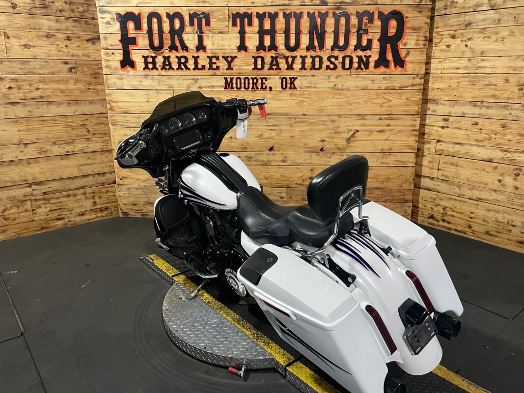 Harley-Davidson CVO Street Glide 2016 FLHXSE White Amethyst with Black Licorice Flames - Photo 10