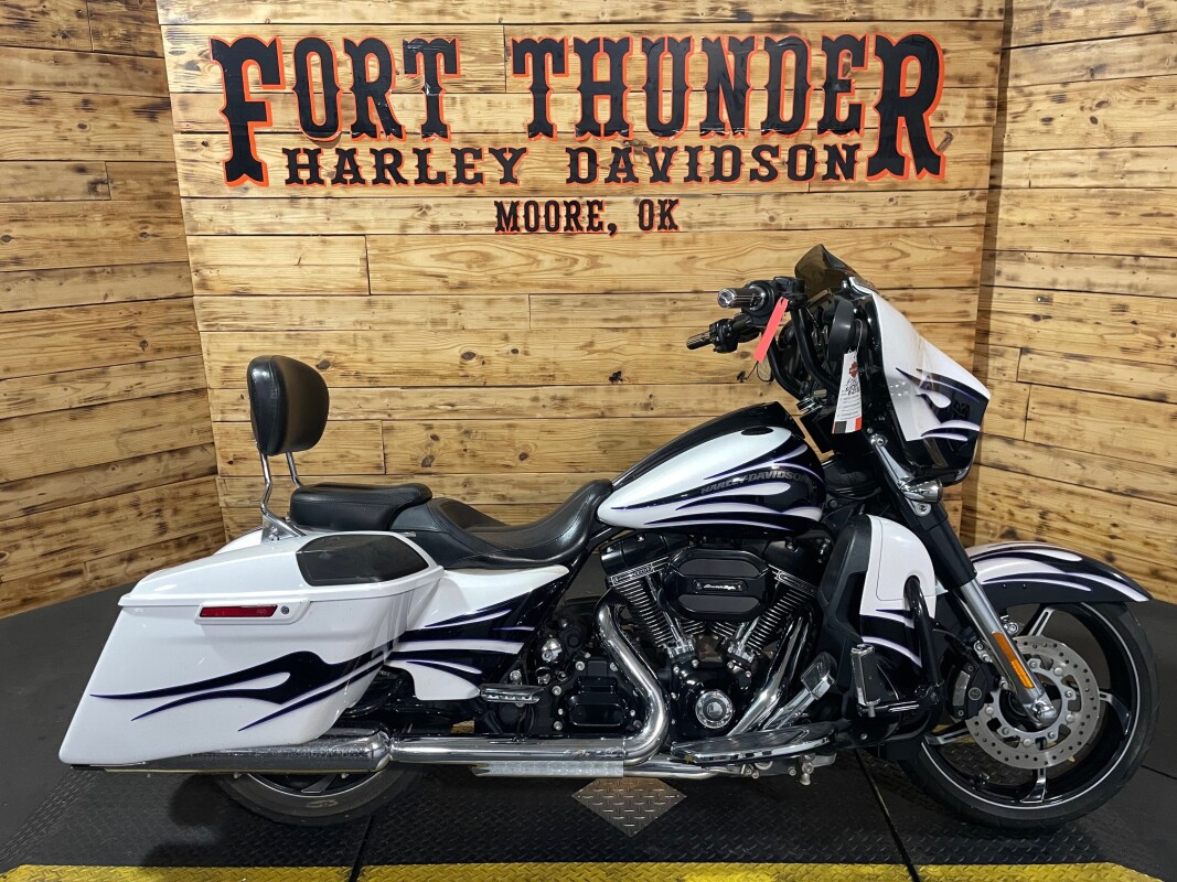 Harley-Davidson CVO Street Glide 2016 FLHXSE White Amethyst with Black Licorice Flames