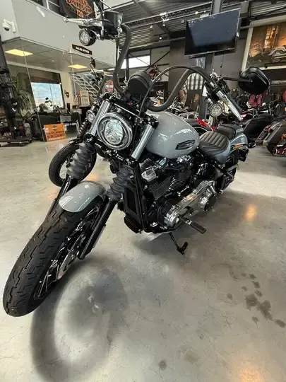 Street Bob 