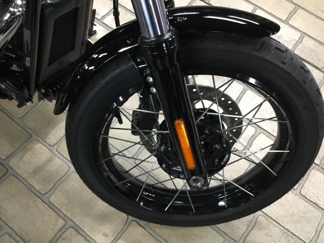 2025 Harley-Davidson Street Bob Vivid Black w/Laced Wheels - Photo 3