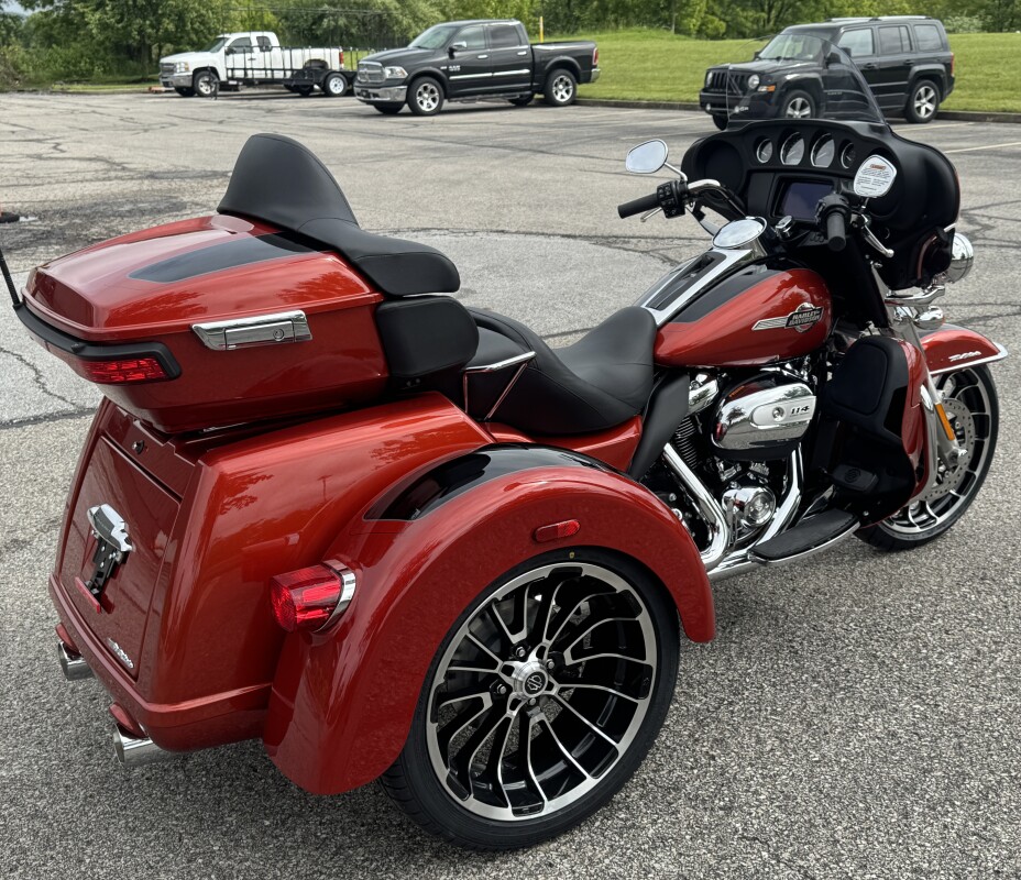 2025 Harley-Davidson Tri Glide Ultra FLHTCUTG WHISKY FIRE/BLK W/ PINSTRIP - Photo 8