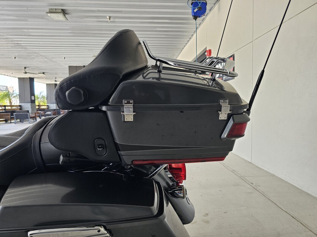 2011 Harley-Davidson CVO Road Glide Ultra - Photo 10