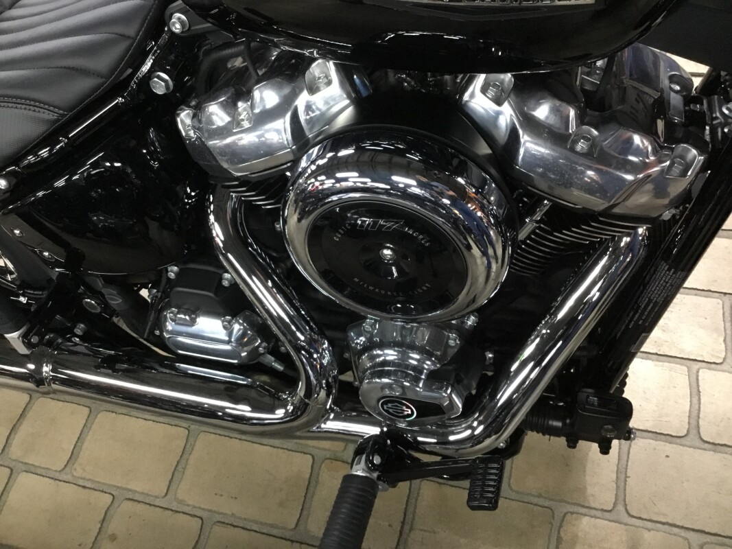 2025 Harley-Davidson Street Bob Vivid Black w/Laced Wheels - Photo 2