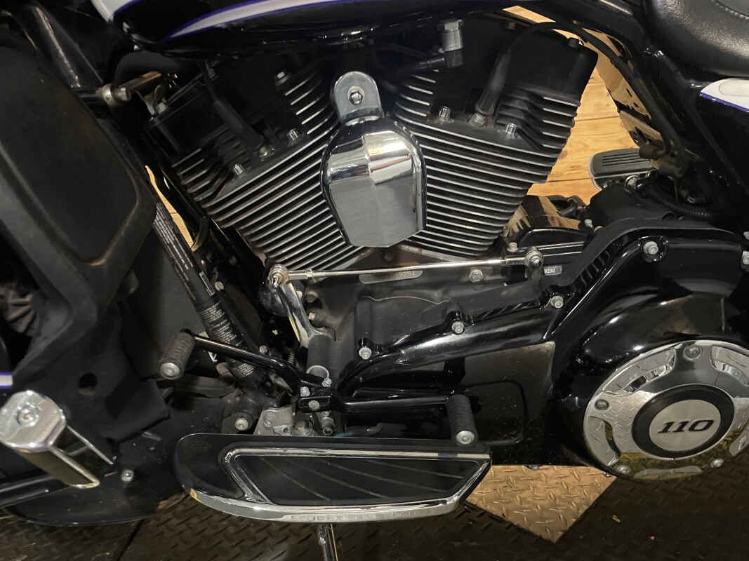 Harley-Davidson CVO Street Glide 2016 FLHXSE White Amethyst with Black Licorice Flames - Photo 9