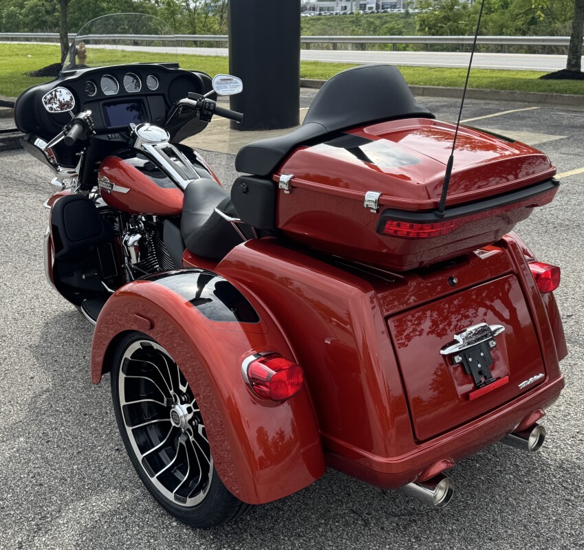 2025 Harley-Davidson Tri Glide Ultra FLHTCUTG WHISKY FIRE/BLK W/ PINSTRIP - Photo 10