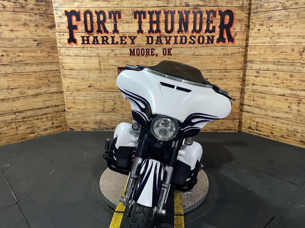 Harley-Davidson CVO Street Glide 2016 FLHXSE White Amethyst with Black Licorice Flames - Photo 4