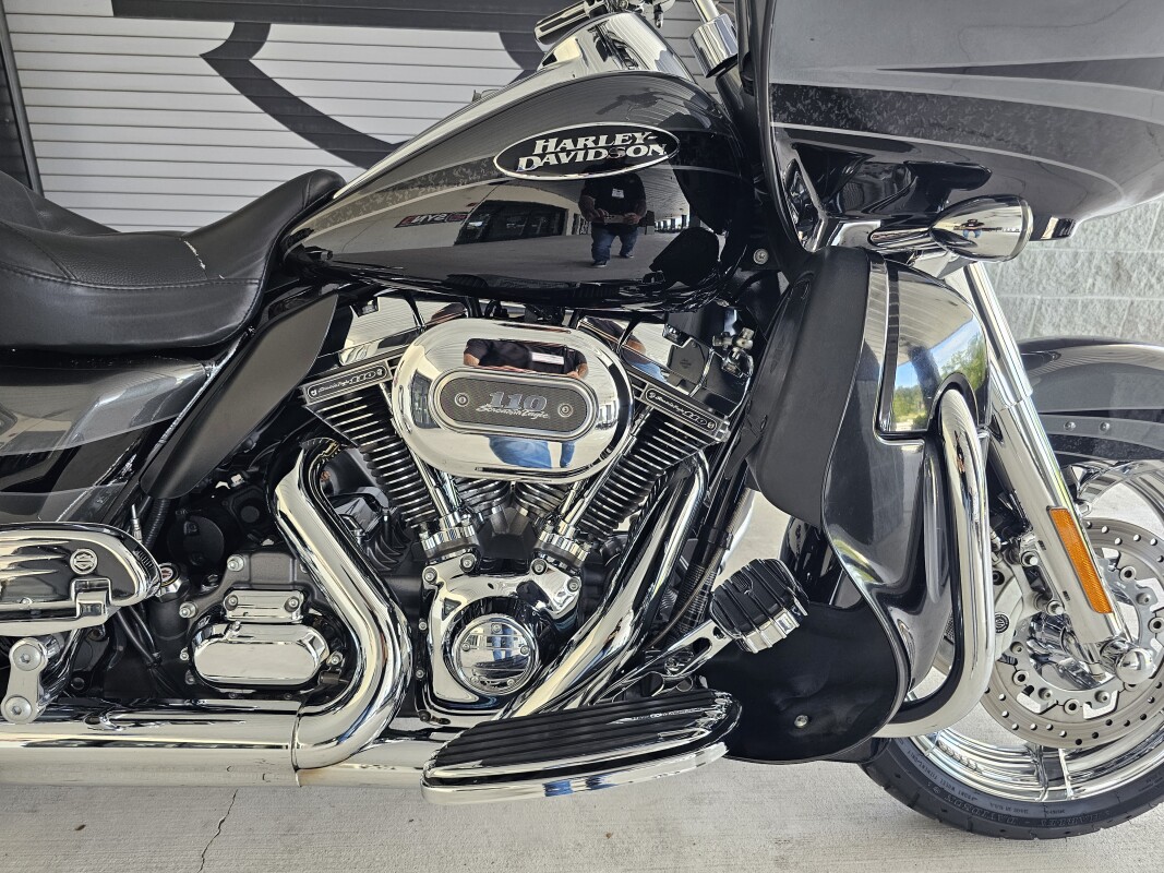 2011 Harley-Davidson CVO Road Glide Ultra - Photo 2