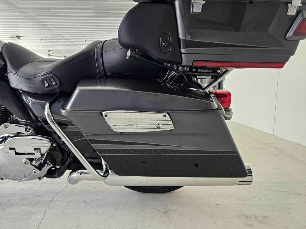 2011 Harley-Davidson CVO Road Glide Ultra - Photo 9