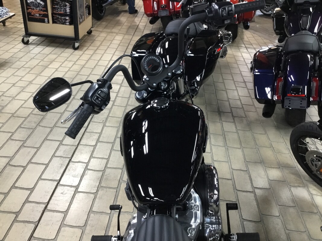 2025 Harley-Davidson Street Bob Vivid Black w/Laced Wheels - Photo 5